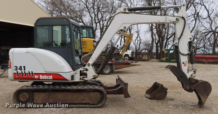 image for item DN9156 2002 Bobcat 341 mini excavator