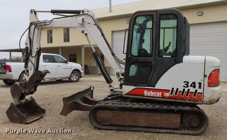image for item DN9156 2002 Bobcat 341 mini excavator