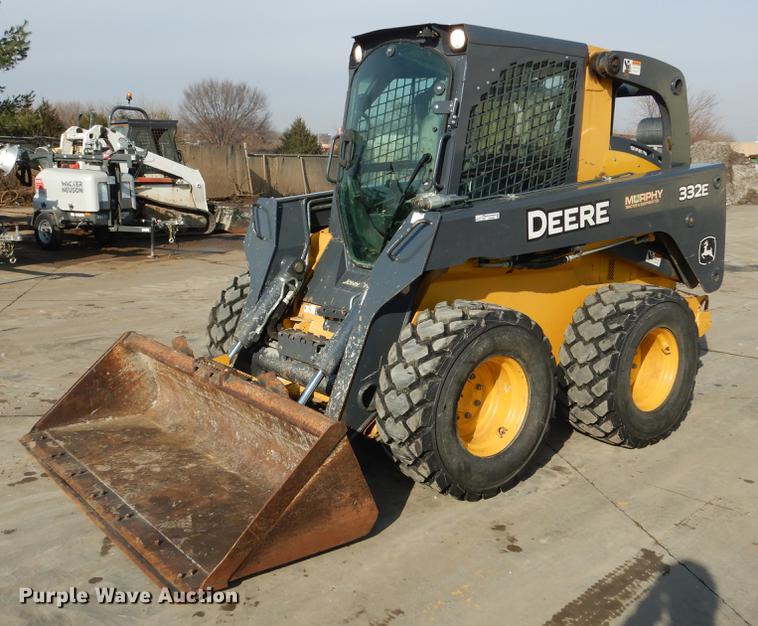 image for item DX9460 2014 John Deere 332E skid steer