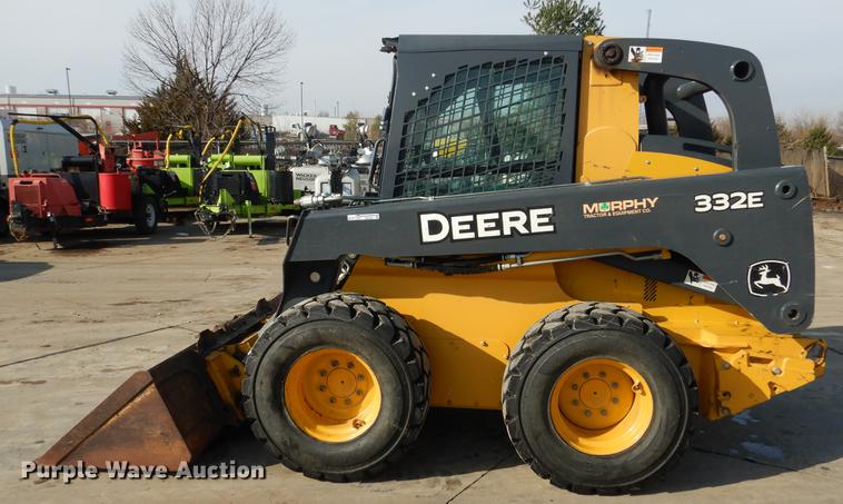 image for item DX9460 2014 John Deere 332E skid steer