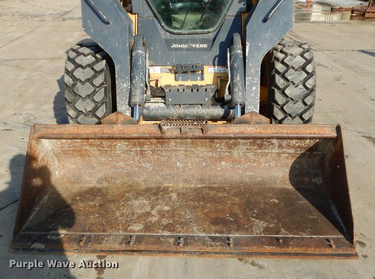 image for item DX9460 2014 John Deere 332E skid steer
