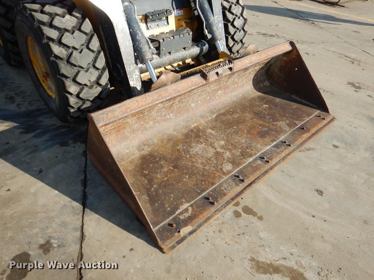 image for item DX9460 2014 John Deere 332E skid steer