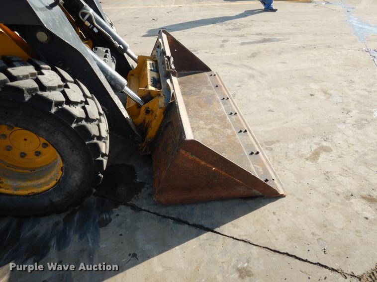 image for item DX9460 2014 John Deere 332E skid steer