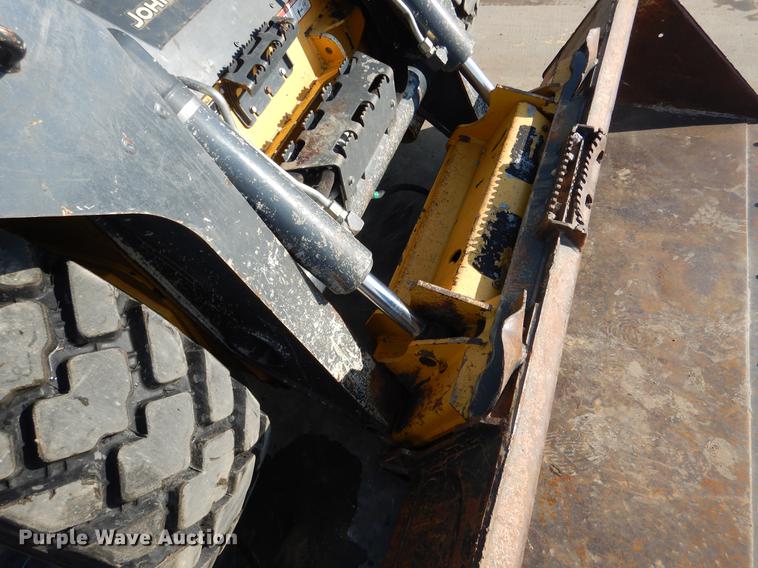 image for item DX9460 2014 John Deere 332E skid steer