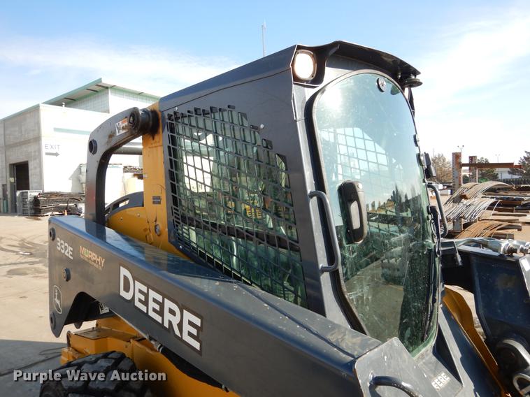 image for item DX9460 2014 John Deere 332E skid steer