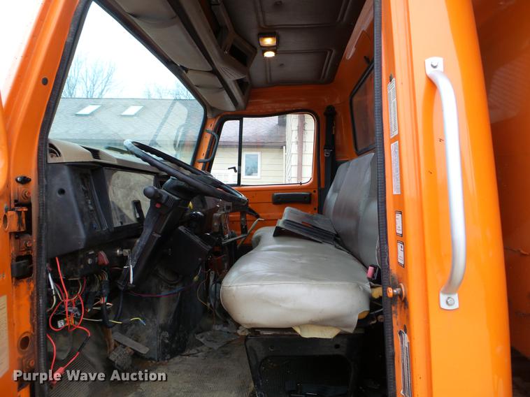 image for item DX9742 2001 International 4700 dump truck