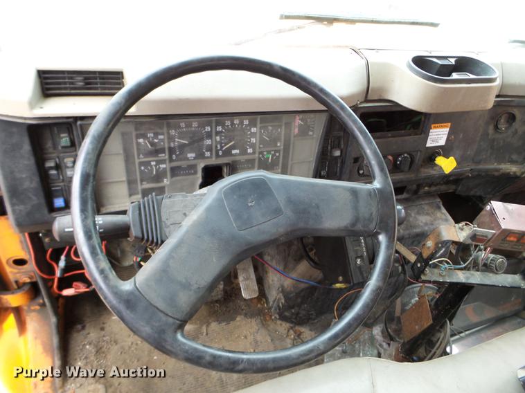 image for item DX9742 2001 International 4700 dump truck