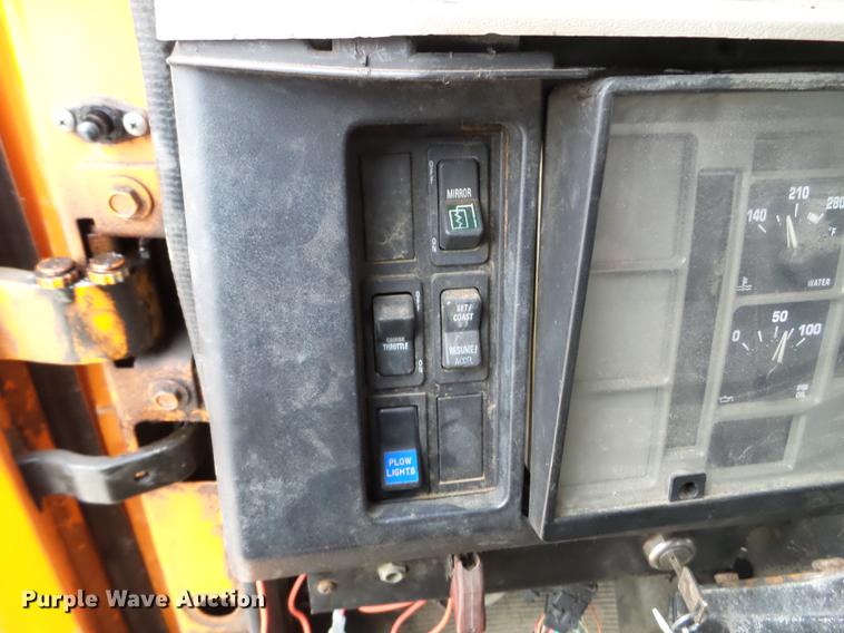 image for item DX9742 2001 International 4700 dump truck