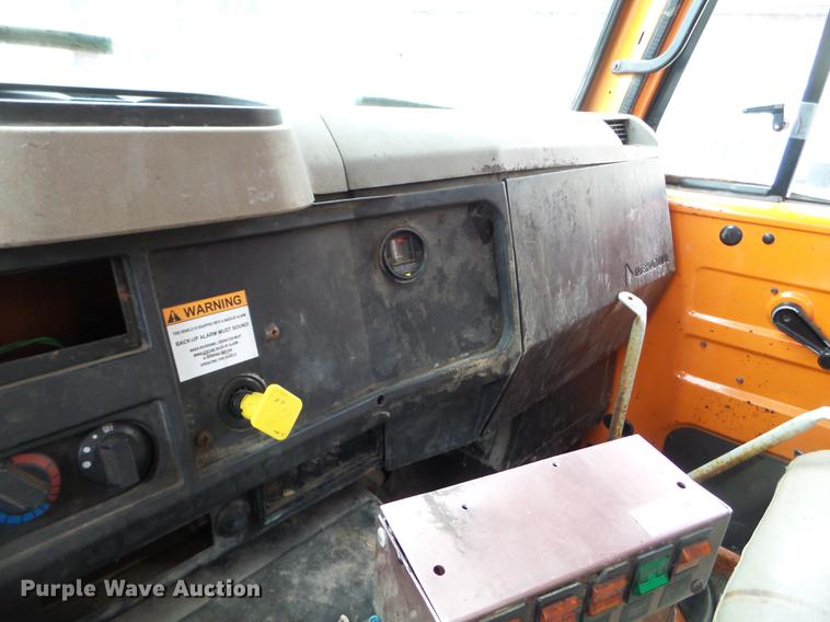 image for item DX9742 2001 International 4700 dump truck