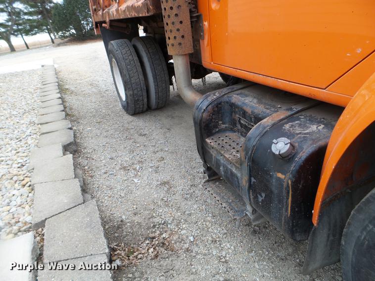 image for item DX9742 2001 International 4700 dump truck