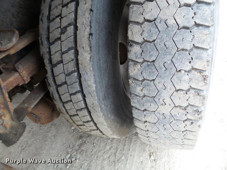 image for item DX9742 2001 International 4700 dump truck