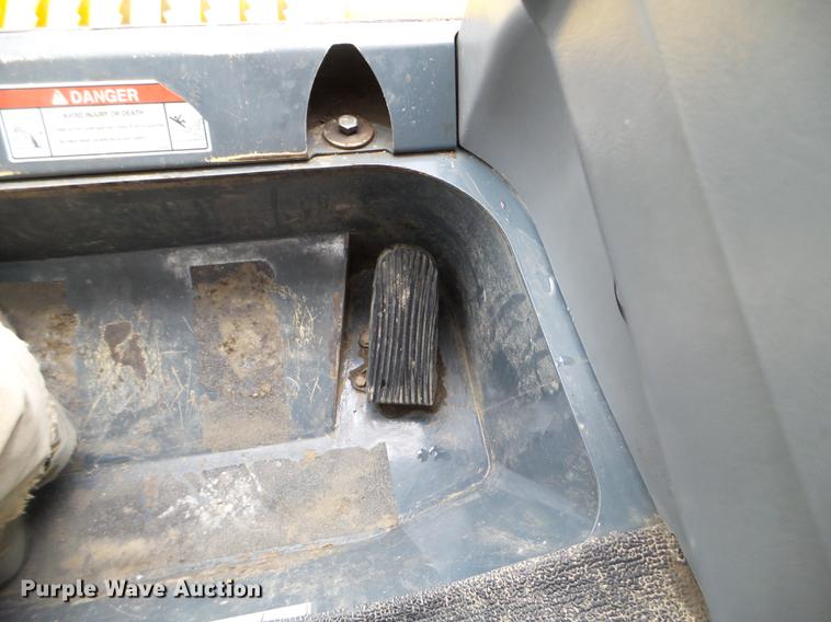 image for item DX9744 2015 Gehl RT210 skid steer