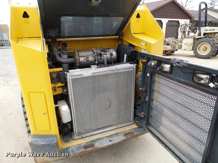 image for item DX9744 2015 Gehl RT210 skid steer