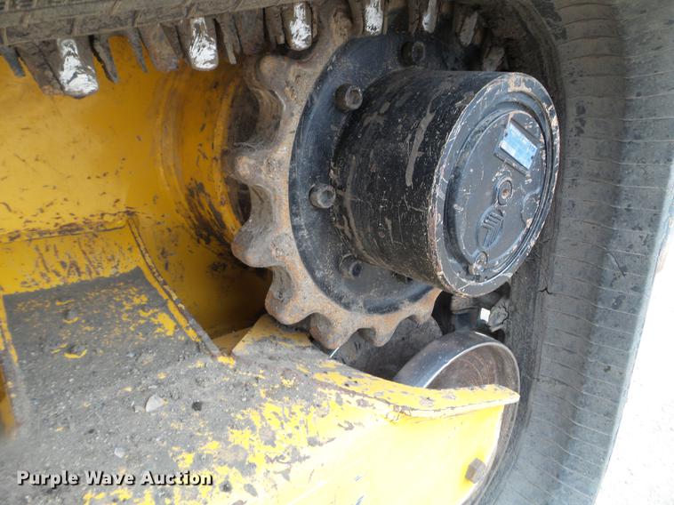 image for item DX9744 2015 Gehl RT210 skid steer