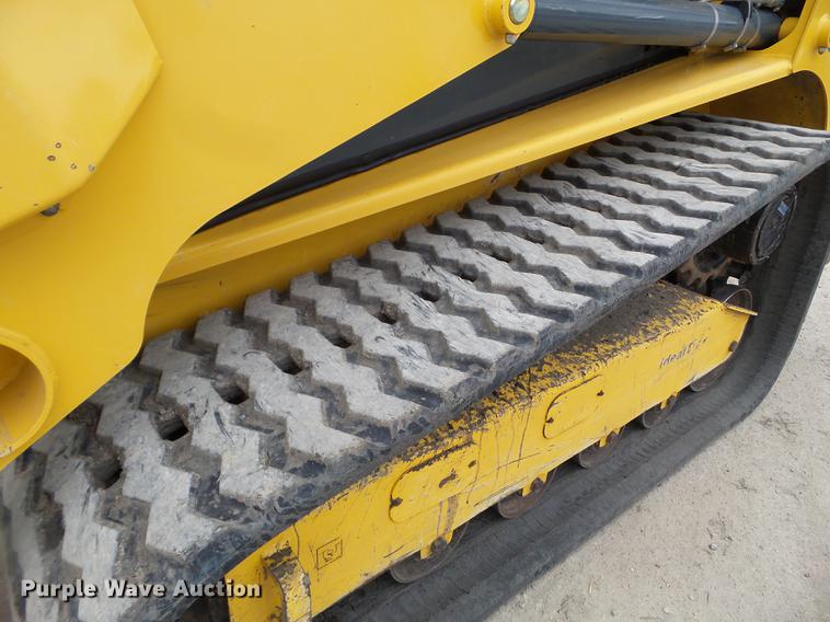 image for item DX9744 2015 Gehl RT210 skid steer