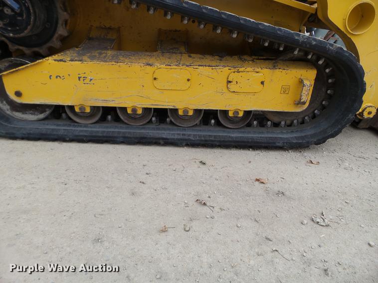 image for item DX9744 2015 Gehl RT210 skid steer