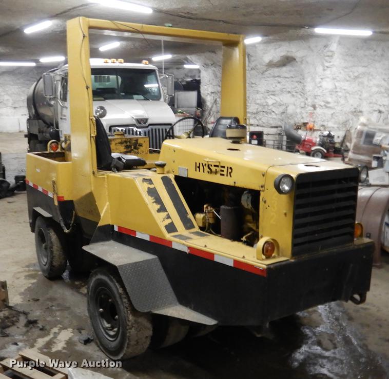 image for item DY9762 1984 Hyster C530A pneumatic roller