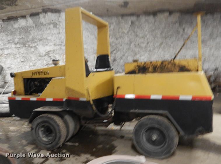 image for item DY9762 1984 Hyster C530A pneumatic roller