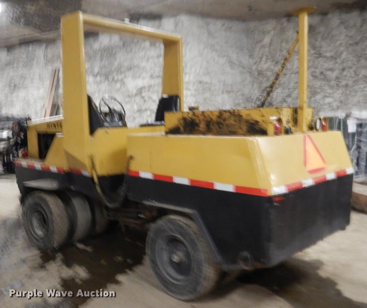 image for item DY9762 1984 Hyster C530A pneumatic roller