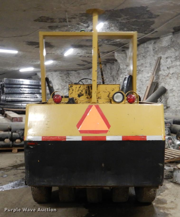 image for item DY9762 1984 Hyster C530A pneumatic roller