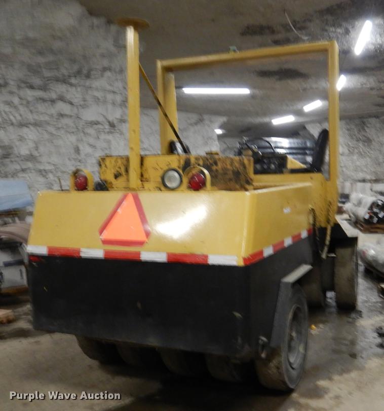 image for item DY9762 1984 Hyster C530A pneumatic roller