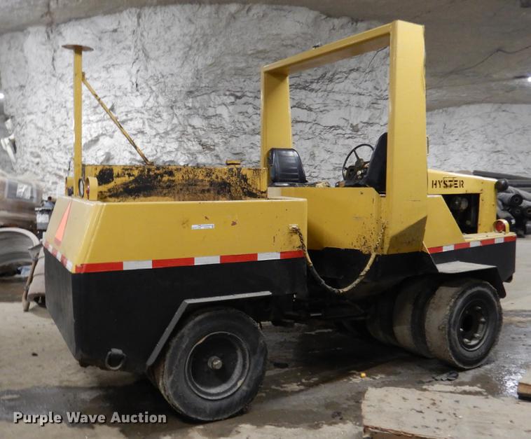 image for item DY9762 1984 Hyster C530A pneumatic roller