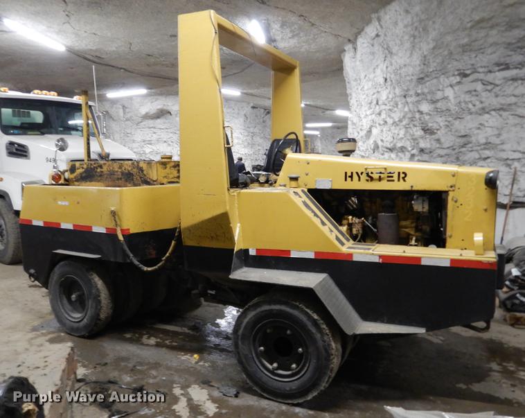 image for item DY9762 1984 Hyster C530A pneumatic roller