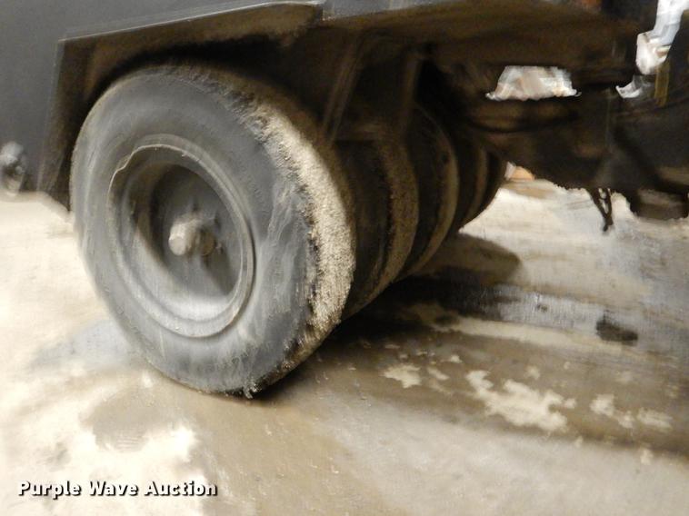 image for item DY9762 1984 Hyster C530A pneumatic roller