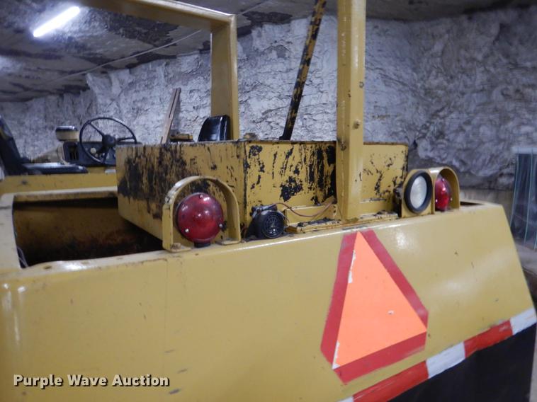 image for item DY9762 1984 Hyster C530A pneumatic roller