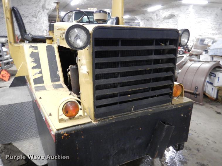 image for item DY9762 1984 Hyster C530A pneumatic roller