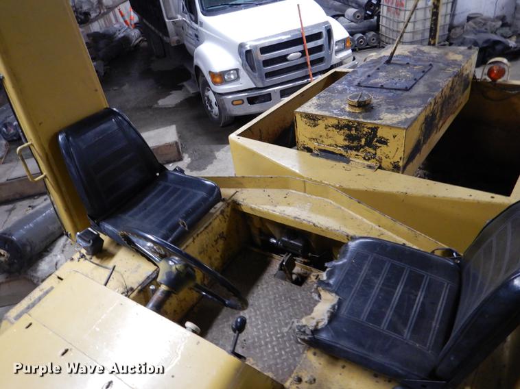 image for item DY9762 1984 Hyster C530A pneumatic roller