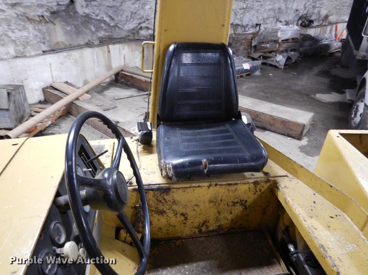 image for item DY9762 1984 Hyster C530A pneumatic roller