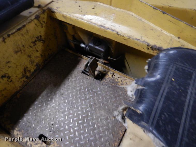 image for item DY9762 1984 Hyster C530A pneumatic roller