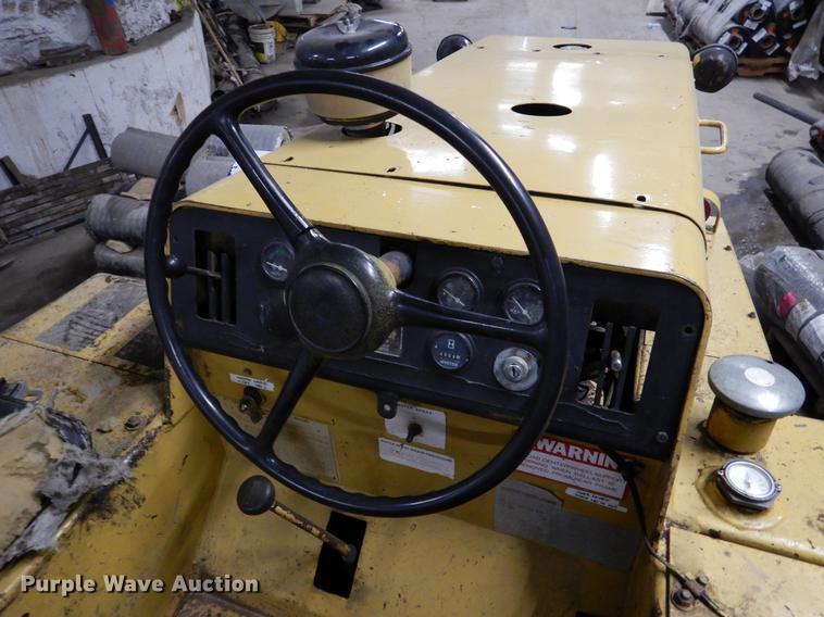 image for item DY9762 1984 Hyster C530A pneumatic roller