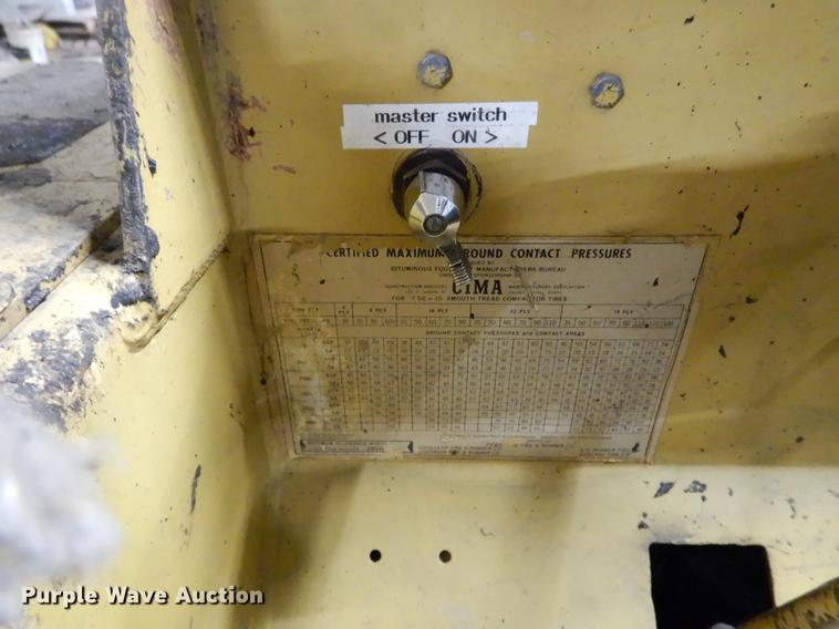 image for item DY9762 1984 Hyster C530A pneumatic roller