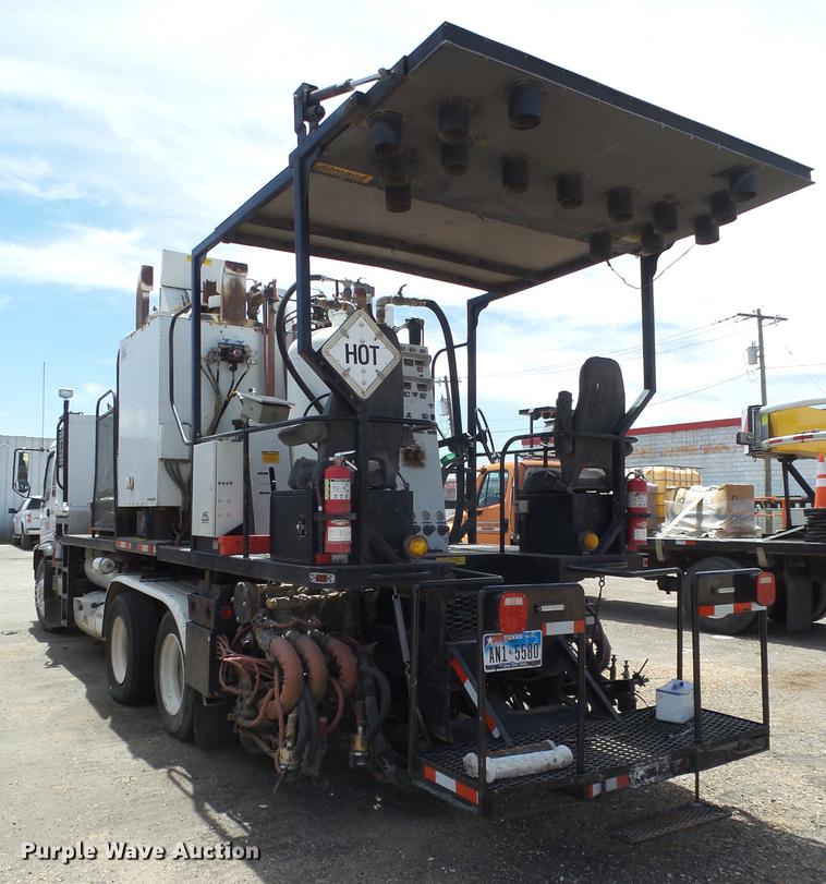 image for item EN9620 1999 GMC T6500 road striper truck