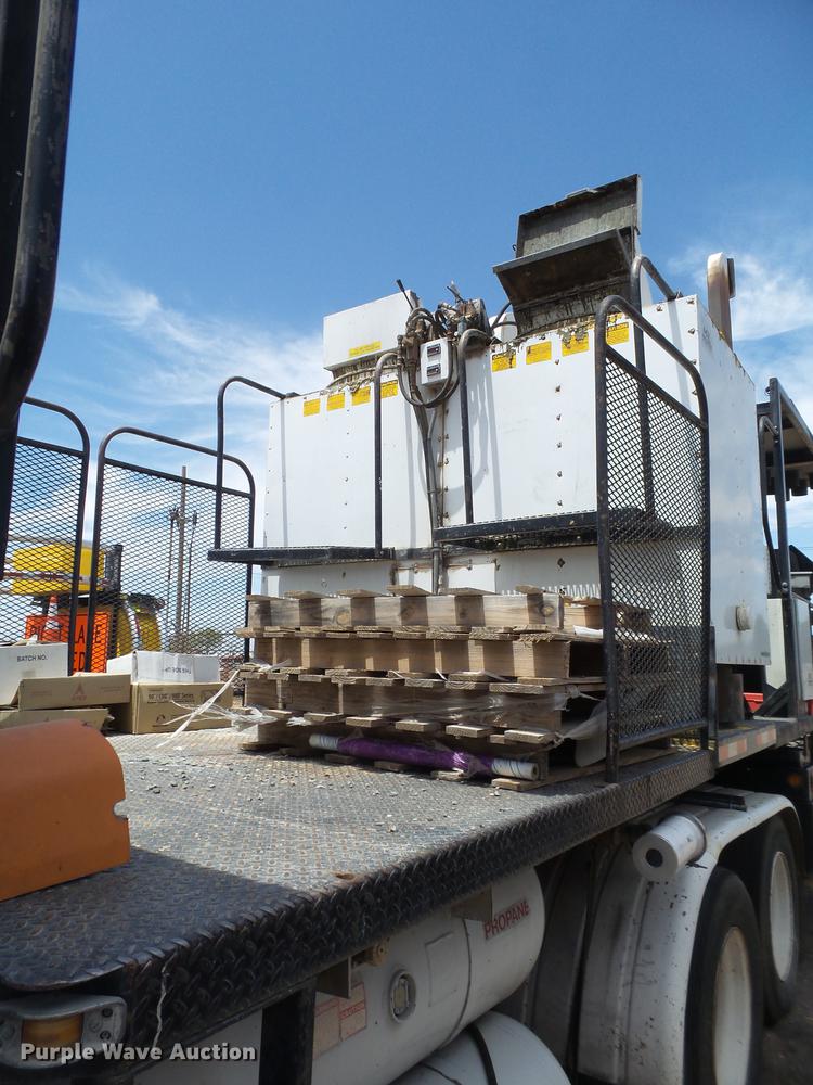 image for item EN9620 1999 GMC T6500 road striper truck