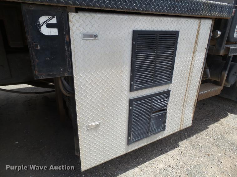 image for item EN9620 1999 GMC T6500 road striper truck