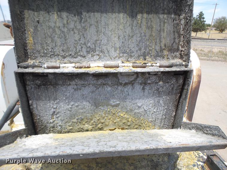 image for item EN9620 1999 GMC T6500 road striper truck