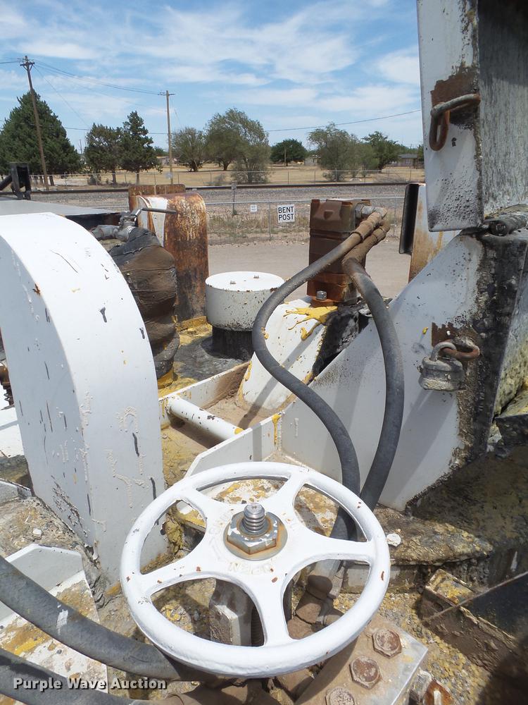 image for item EN9620 1999 GMC T6500 road striper truck