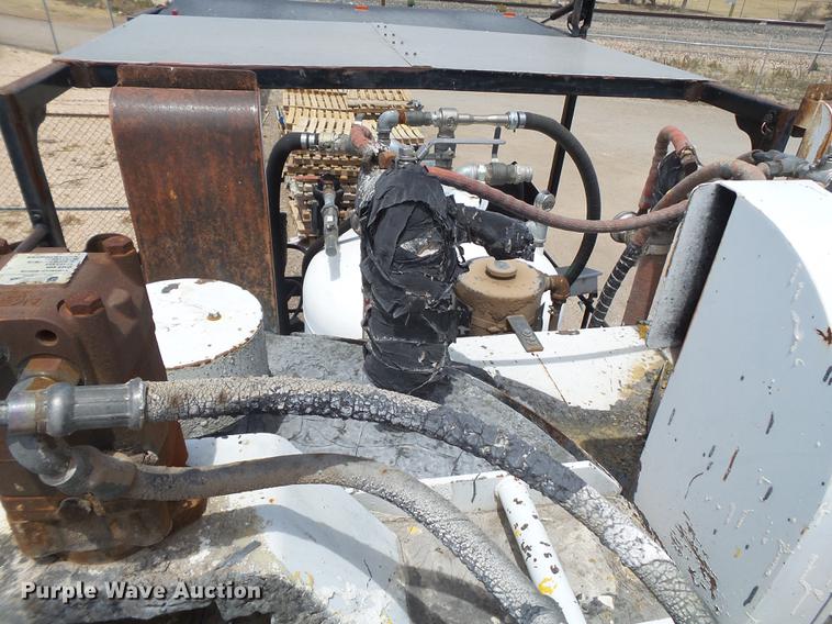 image for item EN9620 1999 GMC T6500 road striper truck