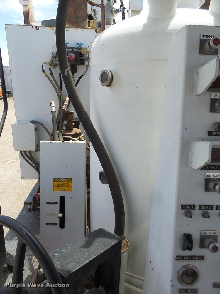 image for item EN9620 1999 GMC T6500 road striper truck