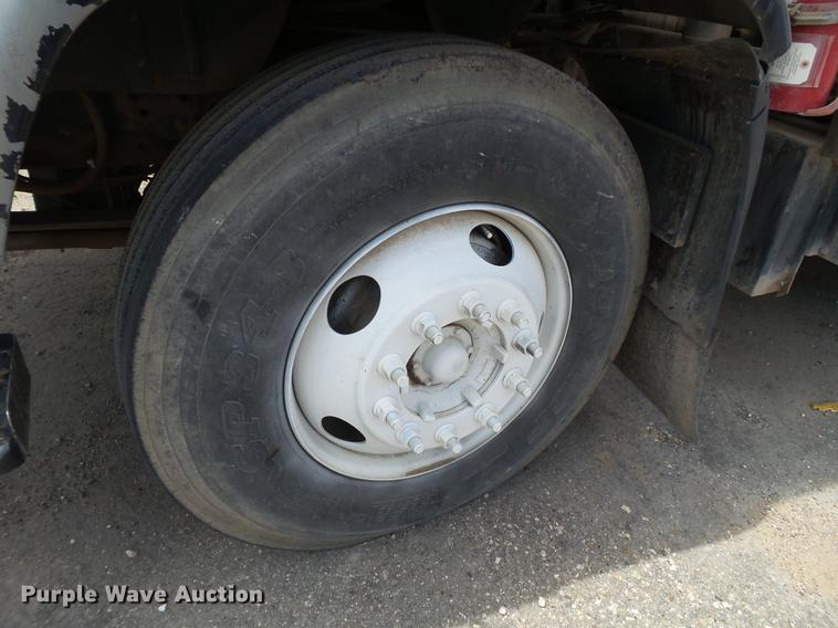 image for item EN9620 1999 GMC T6500 road striper truck