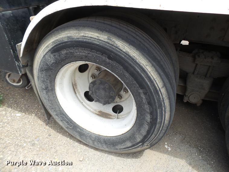 image for item EN9620 1999 GMC T6500 road striper truck