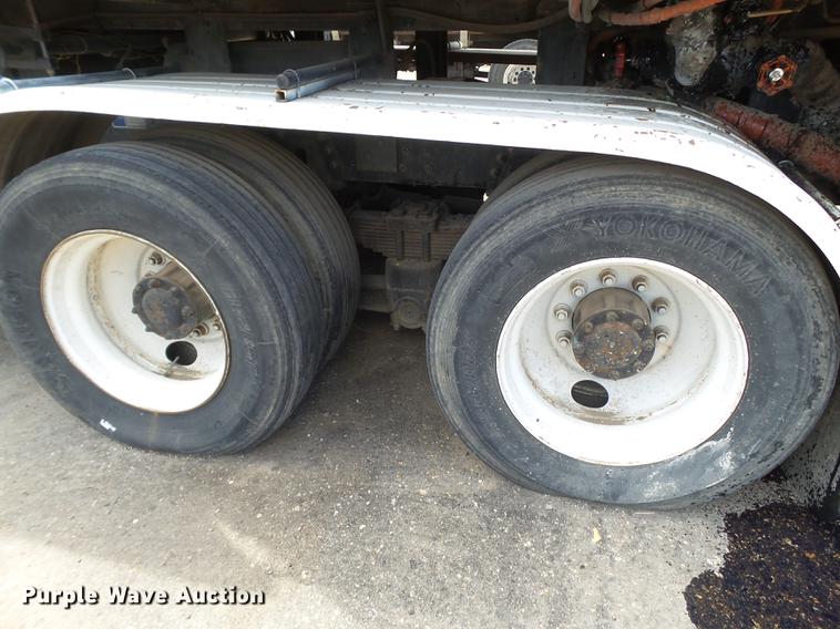 image for item EN9620 1999 GMC T6500 road striper truck