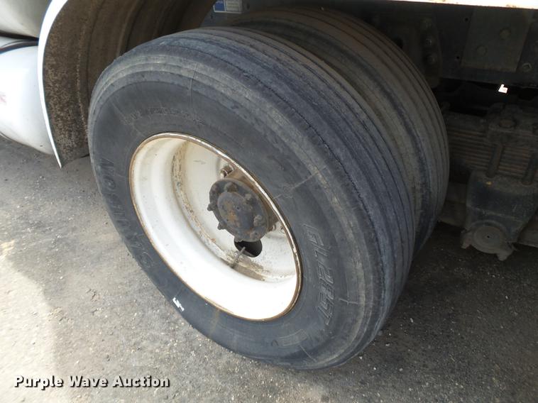 image for item EN9620 1999 GMC T6500 road striper truck