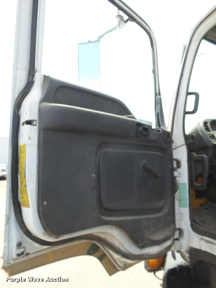 image for item EN9620 1999 GMC T6500 road striper truck