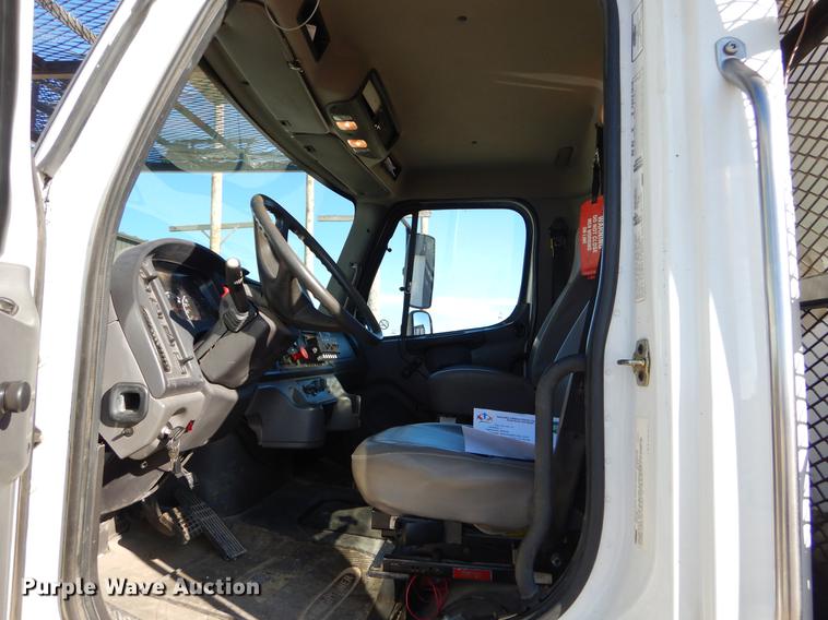 image for item ER9302 2005 Freightliner Business Class M2 bucket truck