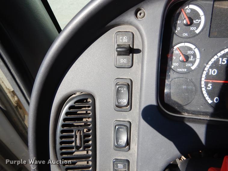 image for item ER9302 2005 Freightliner Business Class M2 bucket truck