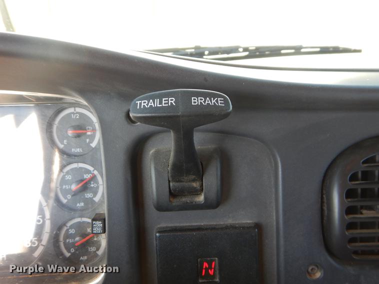 image for item ER9302 2005 Freightliner Business Class M2 bucket truck